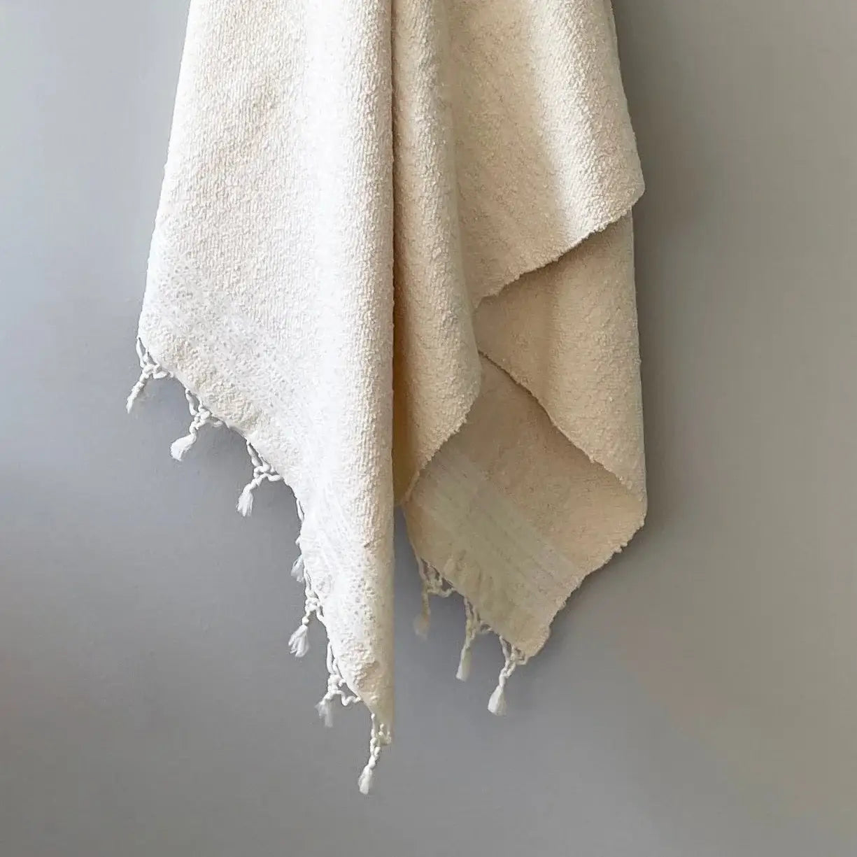 Dounia home bath/ beach towel in Ivory made of Organic cotton, Model: Baya, Close Up View